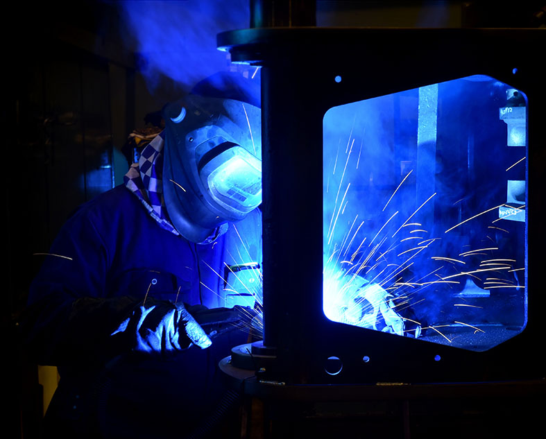 31. Welding a cross member to the chassis side plate-2.JPG